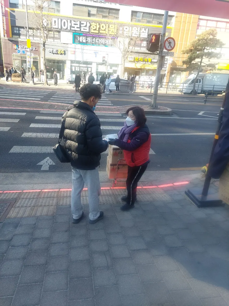 생활권에서 병원 판촉물을 직접 전달하는 오프라인 광고 현장