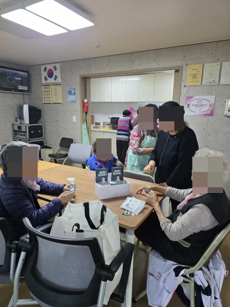 경로당에서 어르신들께 병원 판촉물과 안내물을 배포하는 모습